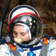 Astronauta con el dispositivo utilizado para rascarse. NASA
